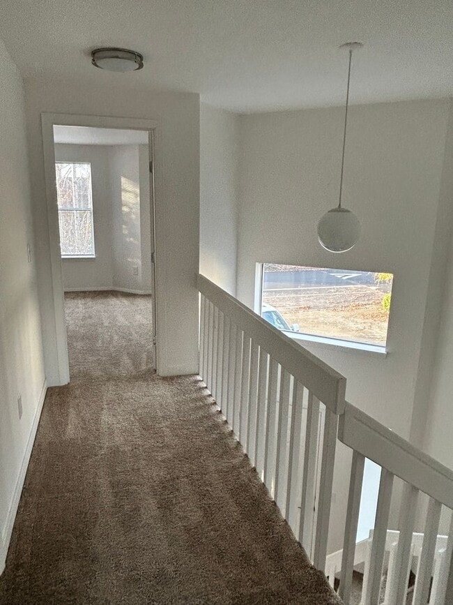 Building Photo - Large 2 Bed Duplex with Walk In Closets/Pr...