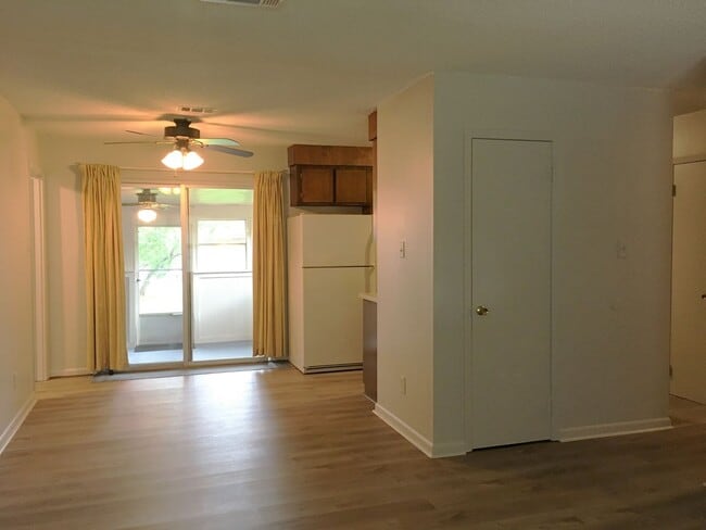 Building Photo - Charming 3 Bedroom, 2 Bath with Sunroom