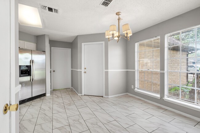 Building Photo - 2220 Spruce Dr