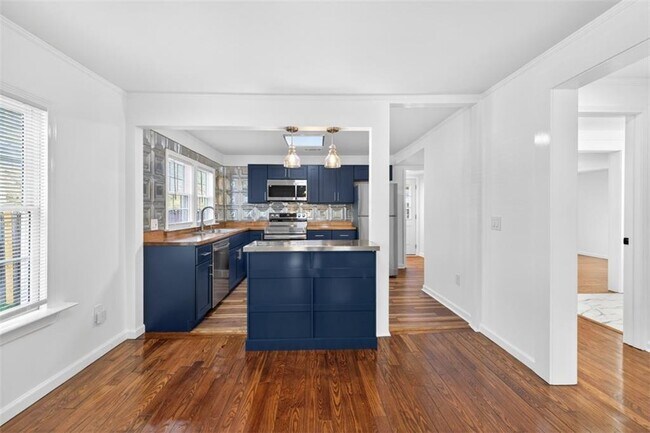 Building Photo - 240 E 5th Ave