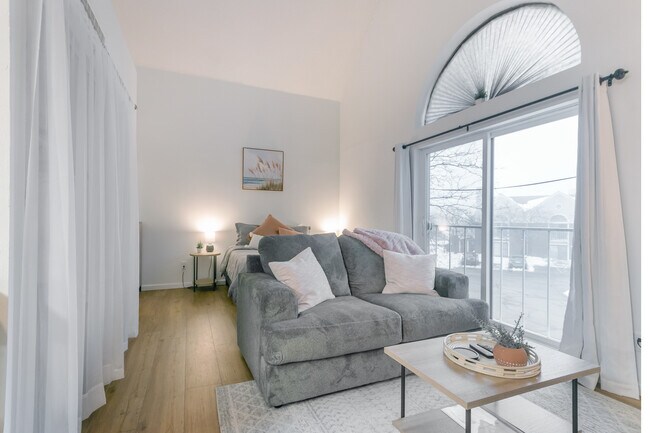 Enjoy the french balcony - 515 Donofrio Dr