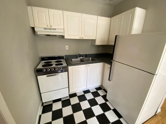 Building Photo - Corner One Bedroom In Poncey-Highland