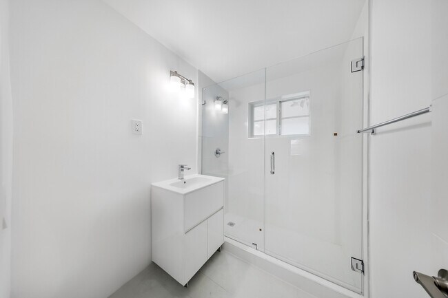 Building Photo - 6930 Rue Versailles Dr