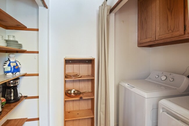 Building Photo - Cozy Armstrong Tract Long Term Furnished L...