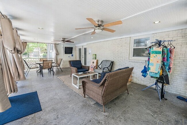 Building Photo - 725 Swamp Creek Dr