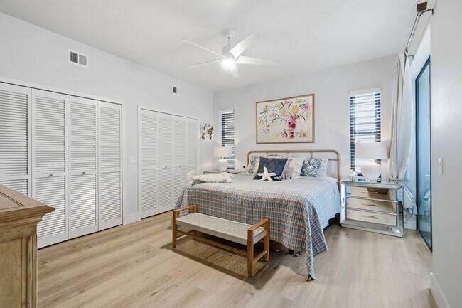 Building Photo - 150 SE Four Winds Dr