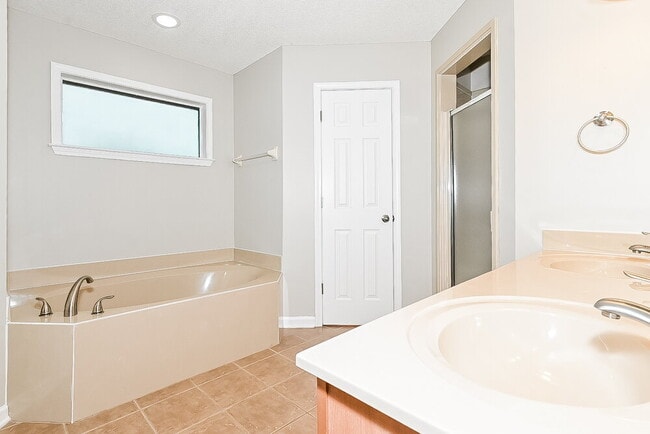 Building Photo - 4101 Sidlehill Dr