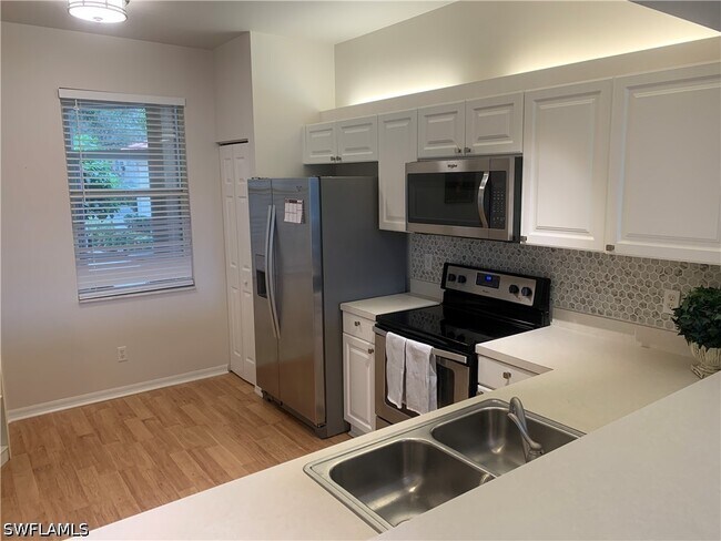 Building Photo - 230 Robin Hood Cir