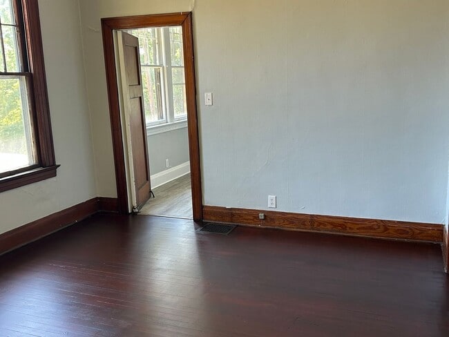 Building Photo - Large North Side Home