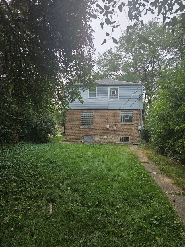 Building Photo - 9911 S Paxton Ave