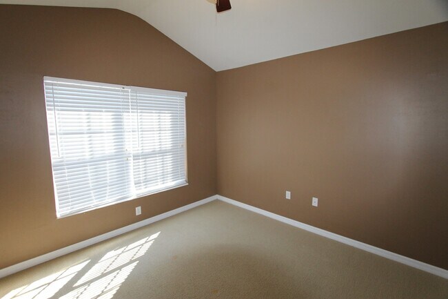 Building Photo - 1056 Hampton Cir