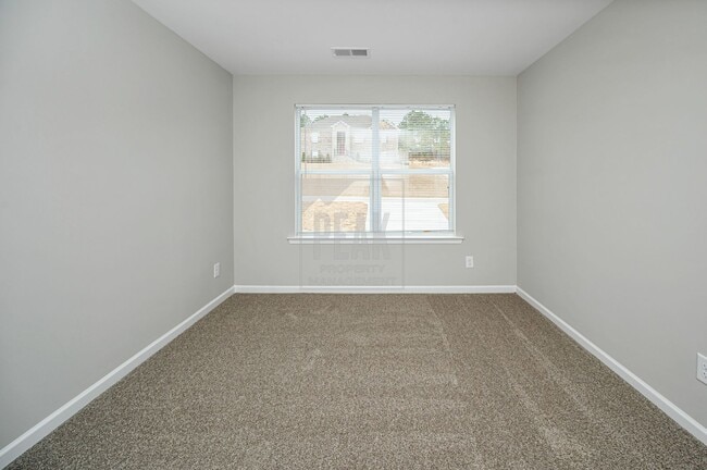 Building Photo - 390 Woodland Cir
