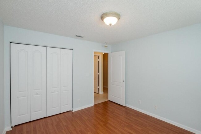 Building Photo - 256 Kensington Way
