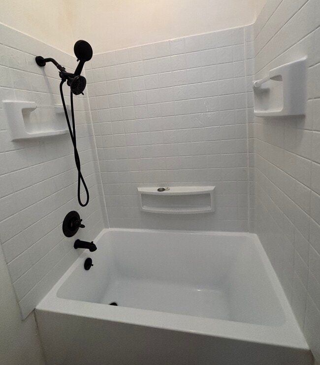 Bathroom-shower/tub - 804 Venice Blvd