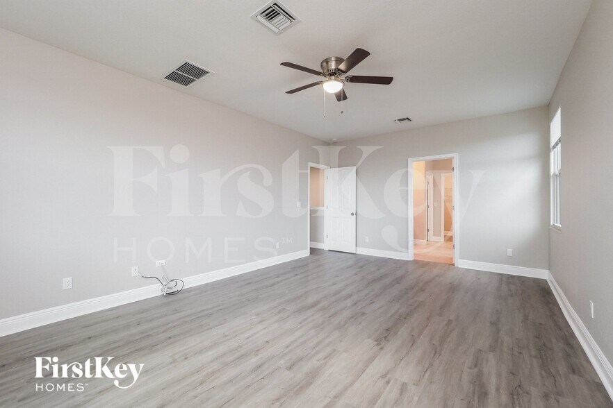 Building Photo - 1183 NW Leonardo Cir