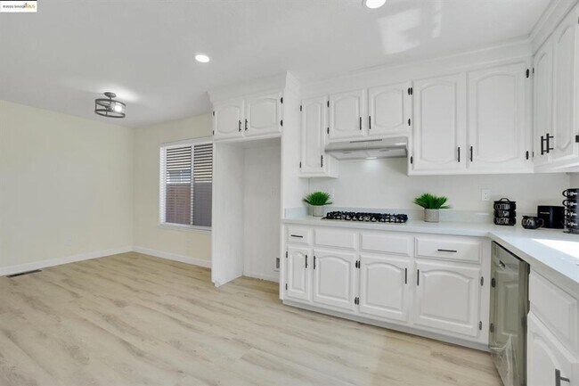 Building Photo - GREAT CUL DE SAC LOCATION IN PRIME TRACY N...