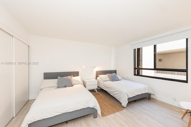 Building Photo - 181 Crandon Blvd