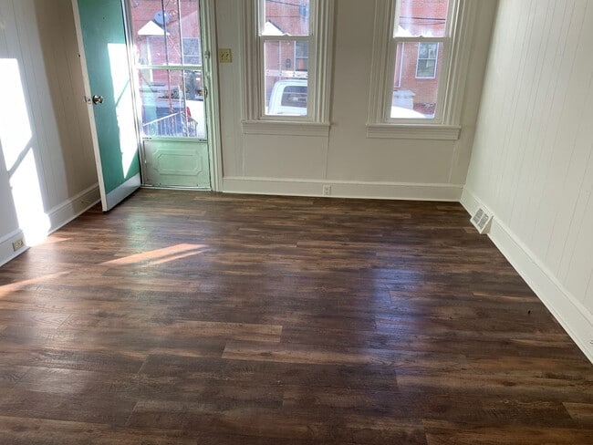 Building Photo - Spacious 2 Bedroom, 1 Bathroom with Bonus ...