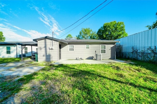 Building Photo - 303 Park St