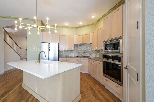 Building Photo - 566 Josephine St