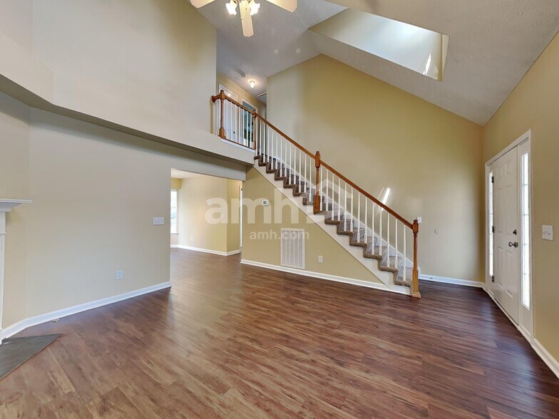 Building Photo - 717 Veneta View Dr