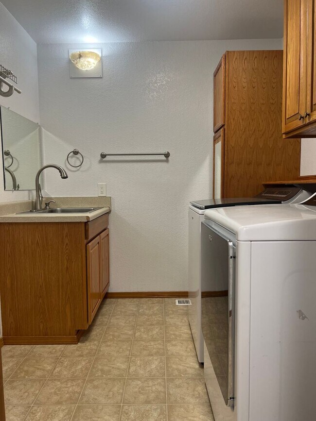 Building Photo - 3 bedroom 2.5 bathroom Home in Lake Steven...
