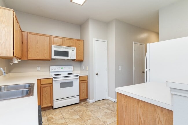 Building Photo - 815 Carlton Rd