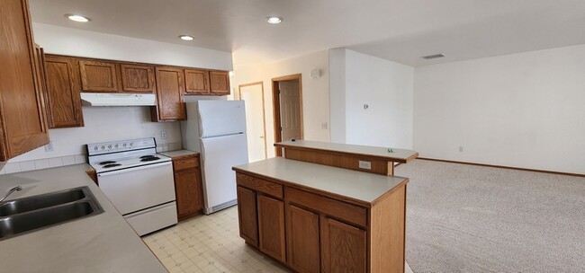 Building Photo - 1326 S Skyline Dr