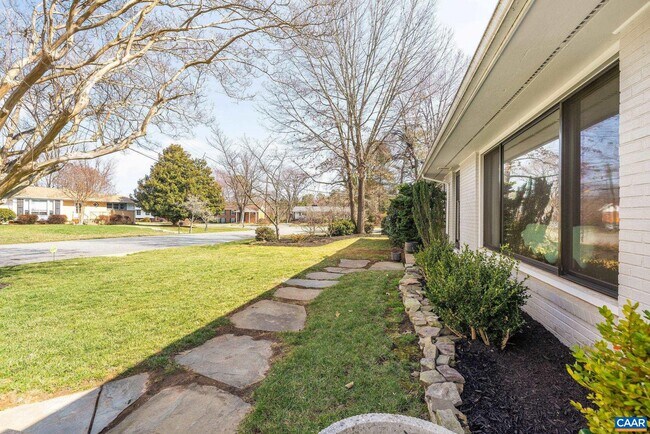 Building Photo - 1302 Lester Dr