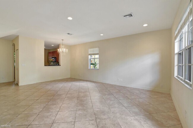 Building Photo - 4 br, 3.5 bath Townhome - 1125 NW 18th Ave