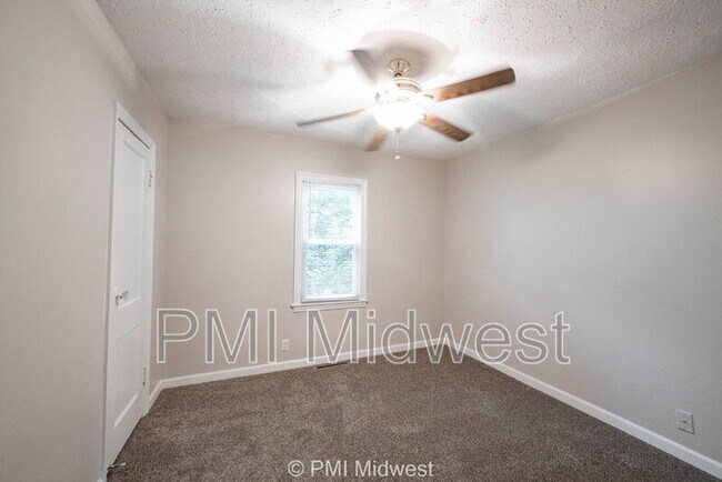 Building Photo - 1615 E Southport Rd