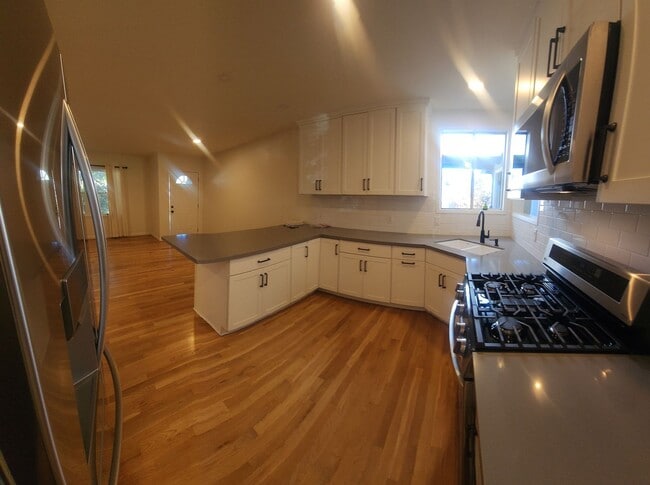 Building Photo - Well maintained 5 bedroom 2 bath with garage