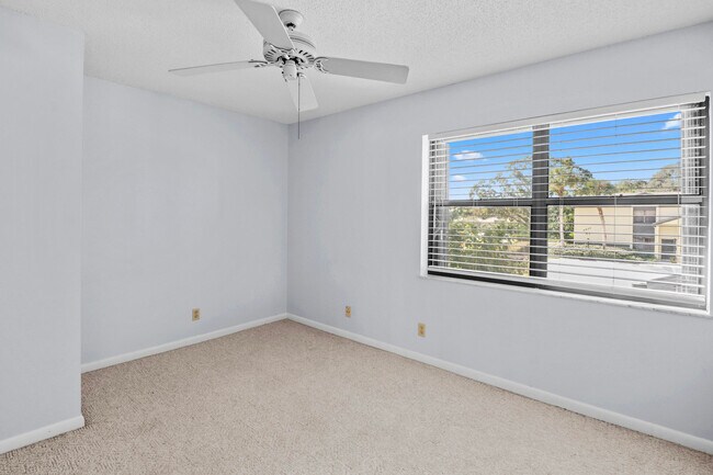 Building Photo - 3961 SW Greenwood Way