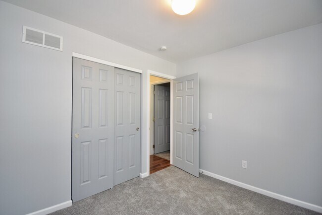 Building Photo - 647 Regent Rd