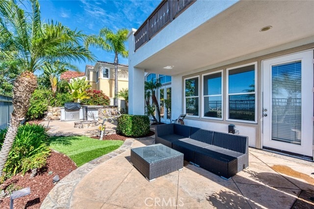 Building Photo - 9 Marisol