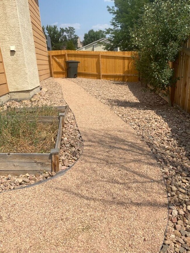 Building Photo - 3 Bedroom Tri-level in Woodland Hills