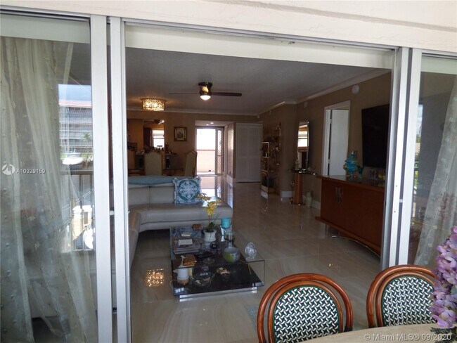 Building Photo - 1523 E Hillsboro Blvd