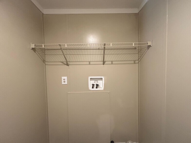 Building Photo - 118 E Semands St