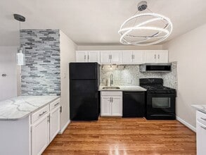 Building Photo - 6 Venice St