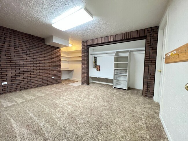 Building Photo - 5 Bedroom/2.5 Bathroom Home in West Valley...