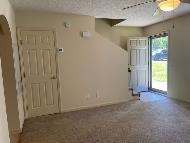 Building Photo - Beautiful 2-Bedroom Townhome in a Prime Lo...