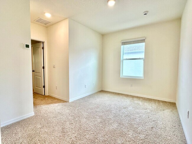 Building Photo - Fresh, modern & convenient 3Bedrooms/2.5Baths home in Daytona Beach!