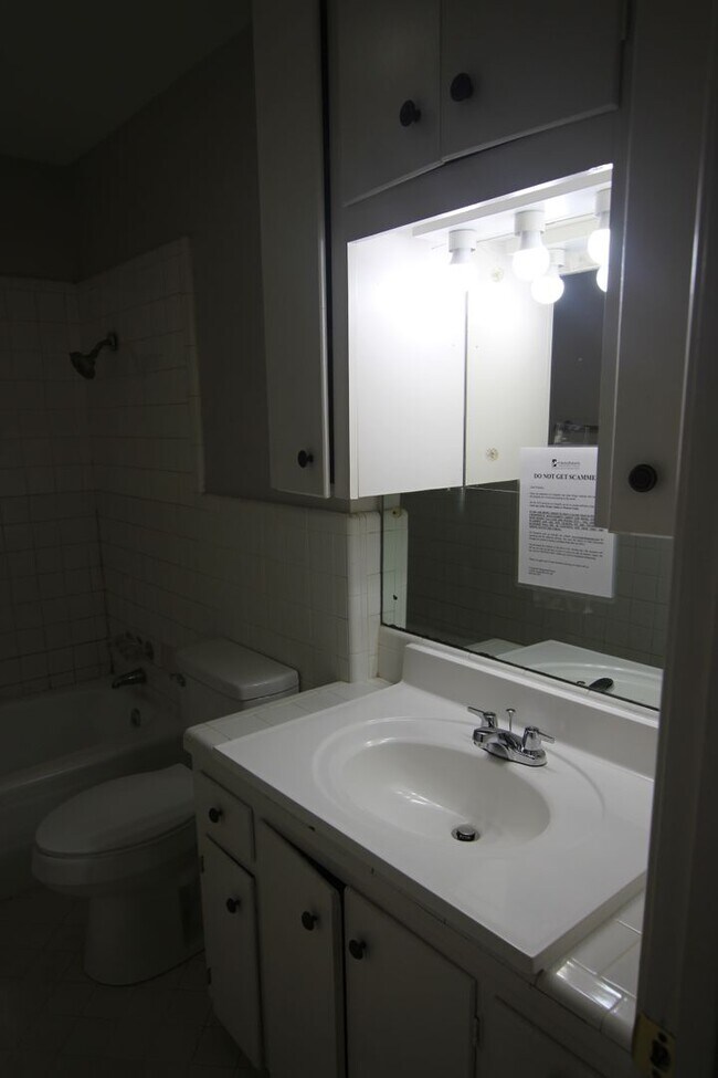 Building Photo - 1424 E Houston St