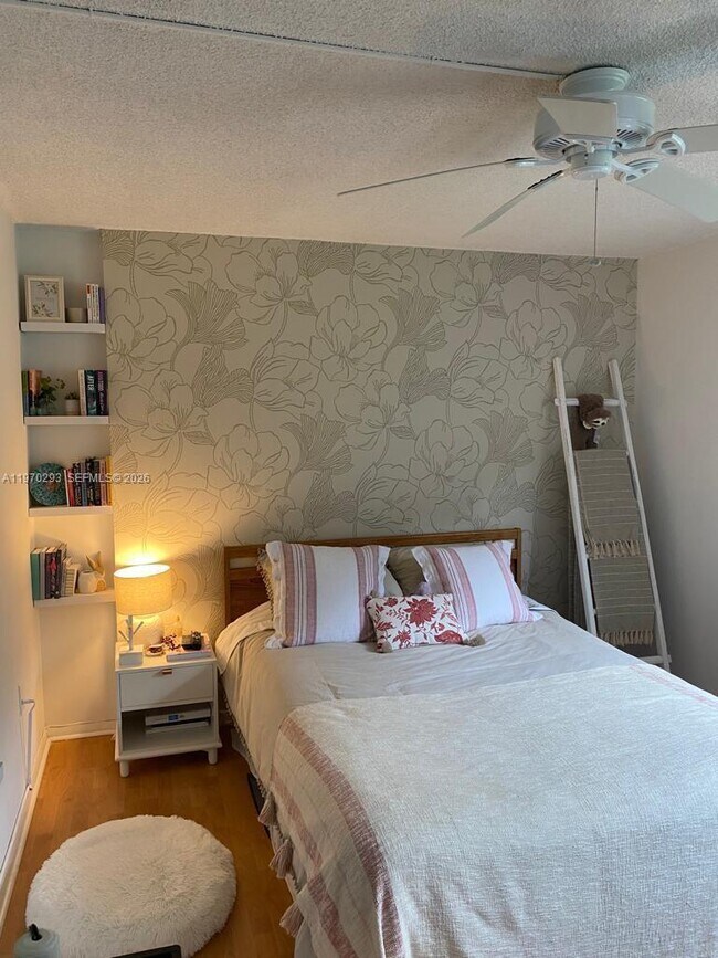 Building Photo - 210 Seaview Dr