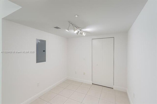 Building Photo - 350 S Miami Ave