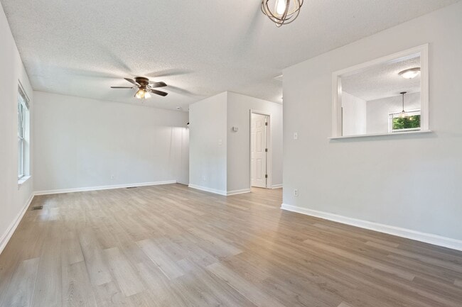 Building Photo - Nicely Remodeled 3 Bedroom House on Cul-de-Sac with Walkout Basement!