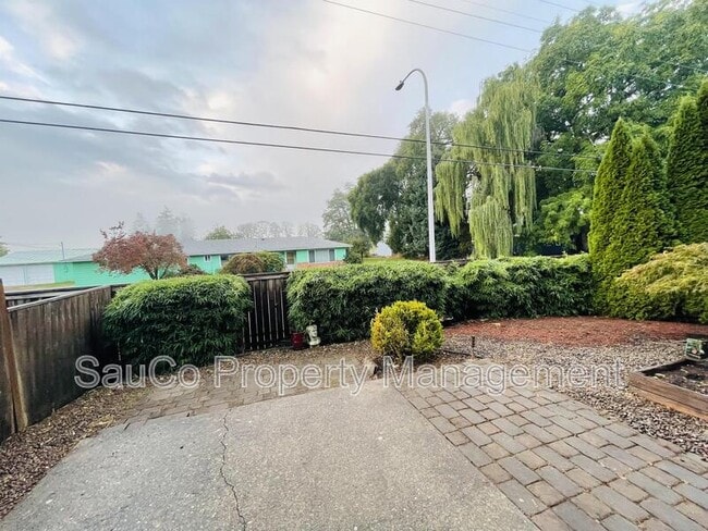 Building Photo - 1816 SE Water Lily St
