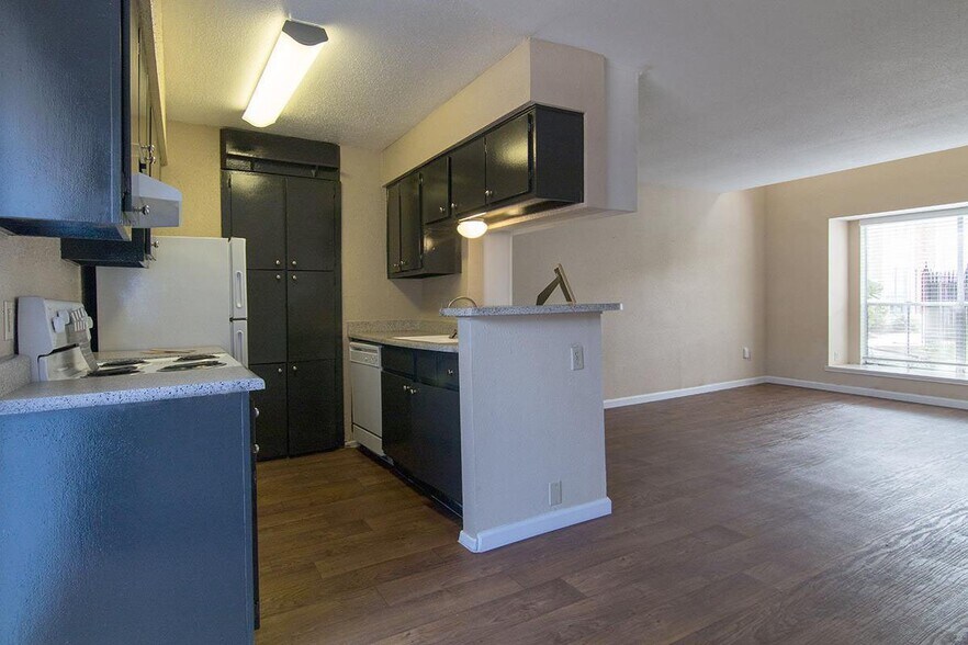 Building Photo - 4800 Lamonte Ln
