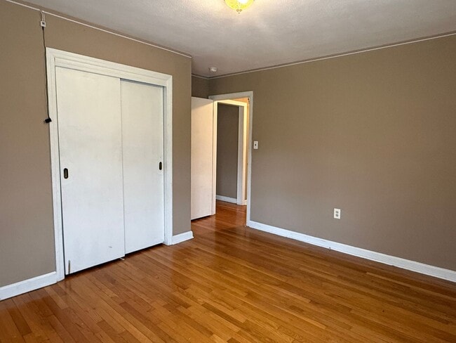 Building Photo - 3bed / 2 bath house near Race Track!