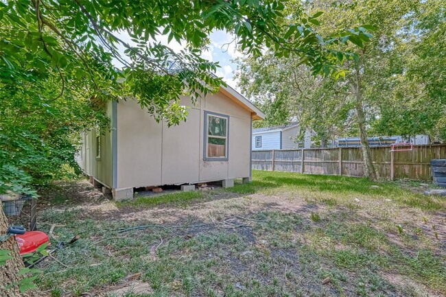 Building Photo - 8605 Dosia St